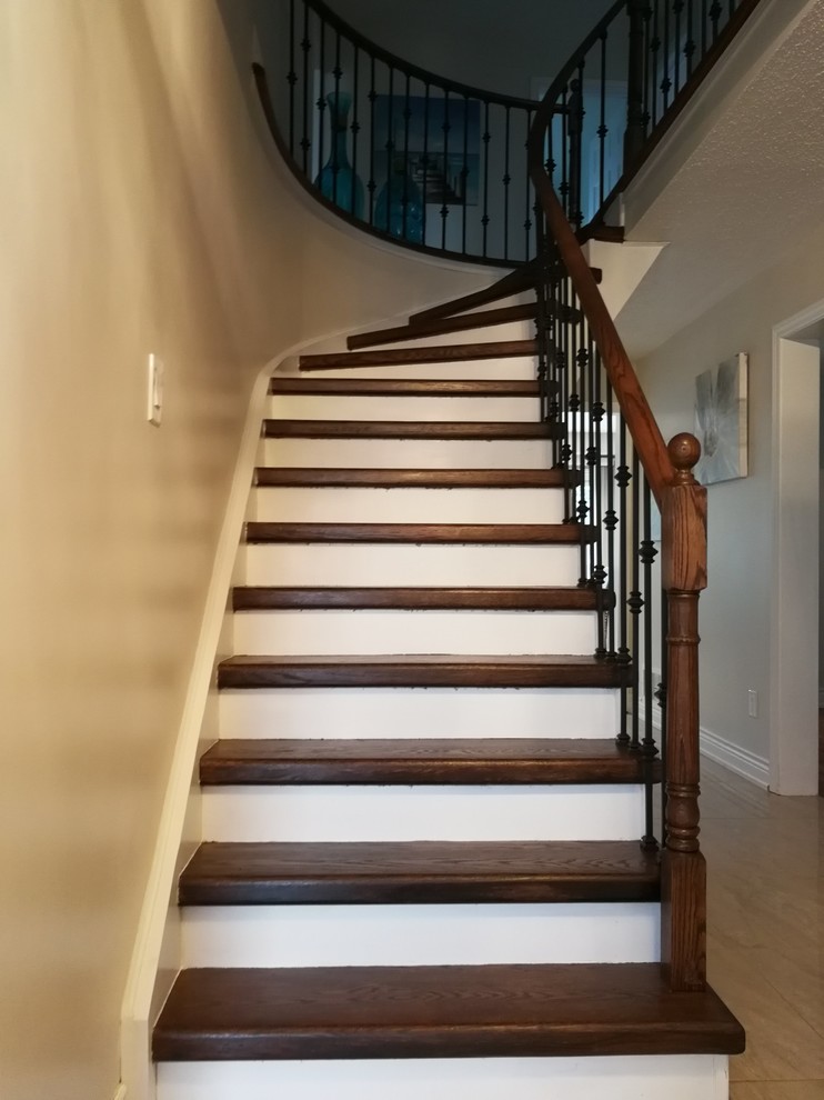 Foto de escalera curva tradicional renovada de tamaño medio con escalones de madera, contrahuellas de madera pintada y barandilla de varios materiales