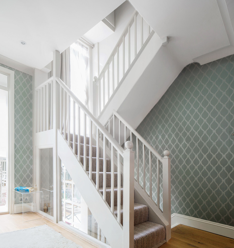 Gerades, Mittelgroßes Modernes Treppengeländer Holz mit Teppich-Treppenstufen und Teppich-Setzstufen in London