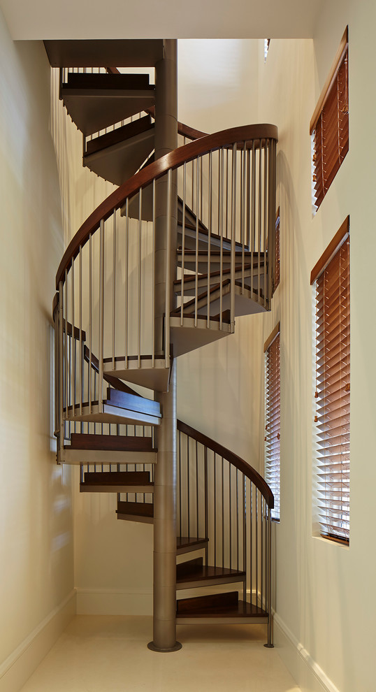 Ejemplo de escalera de caracol contemporánea grande con escalones de madera y contrahuellas de madera
