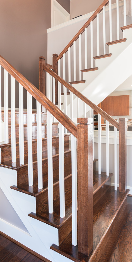 Cette photo montre un grand escalier rétro en U avec des marches en bois et des contremarches en bois.