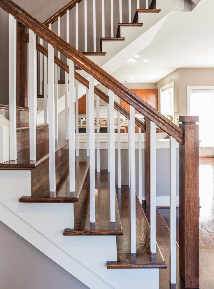 Свежая идея для дизайна: большая п-образная деревянная лестница в стиле ретро с деревянными ступенями - отличное фото интерьера