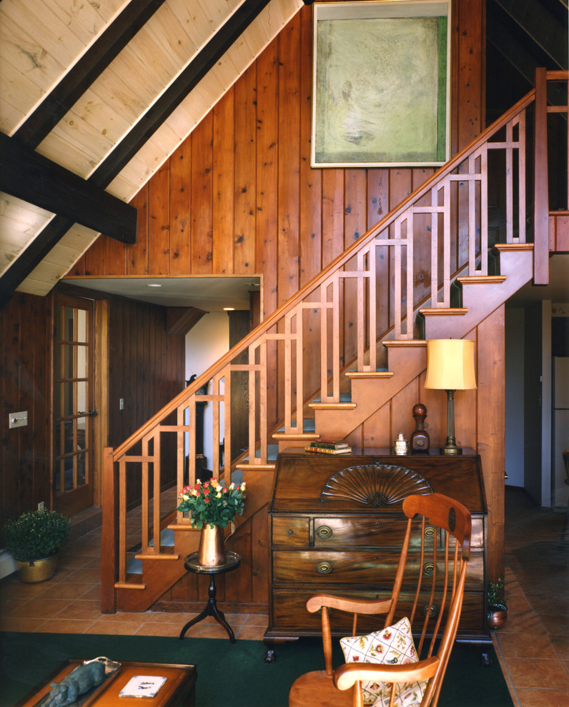 Inspiration pour un escalier droit craftsman de taille moyenne avec des marches en bois, des contremarches en bois et éclairage.