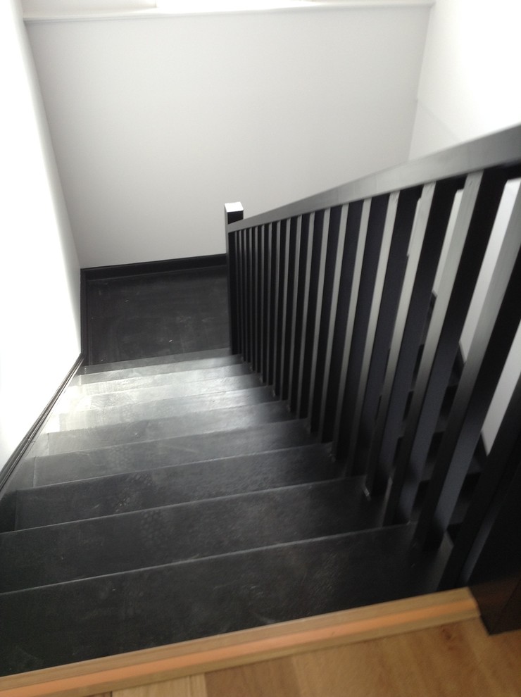 Modelo de escalera en L minimalista de tamaño medio con escalones de madera pintada y contrahuellas de madera pintada