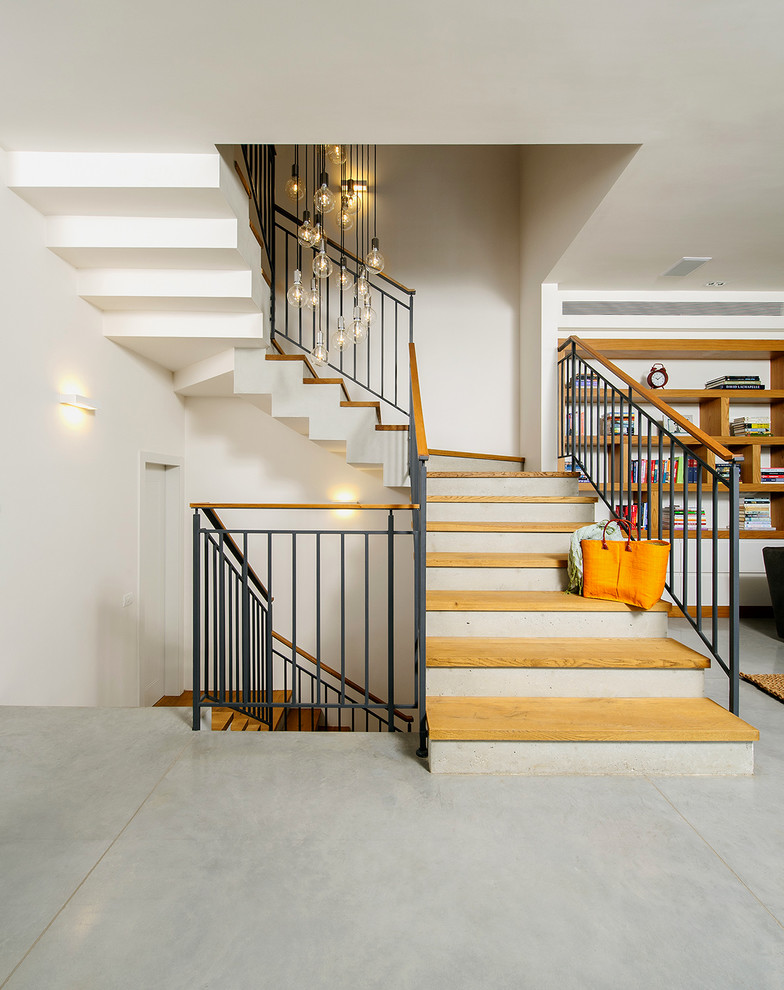 Свежая идея для дизайна: п-образная лестница в современном стиле с деревянными ступенями - отличное фото интерьера