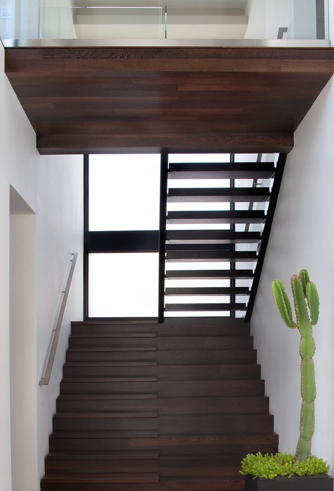 Immagine di una scala a "L" moderna di medie dimensioni con pedata in legno e alzata in legno