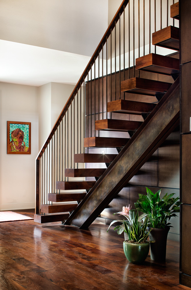 Aménagement d'un escalier sans contremarche flottant contemporain avec des marches en bois et un garde-corps en matériaux mixtes.