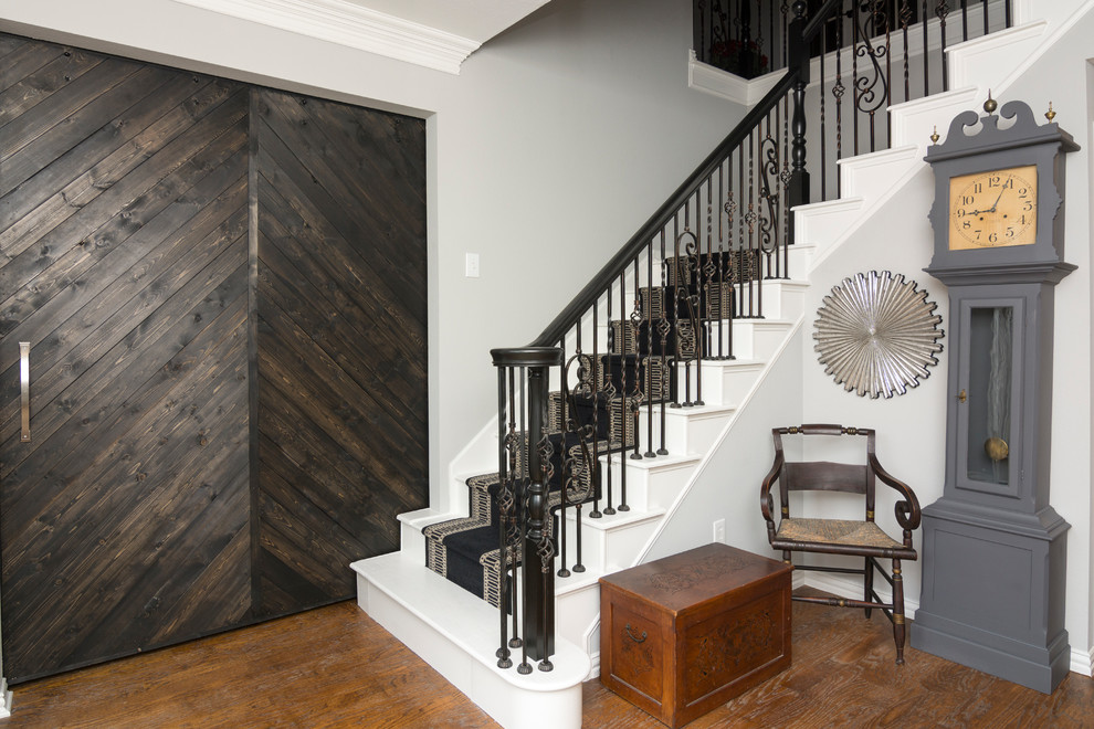 Стильный дизайн: угловая лестница в классическом стиле с крашенными деревянными ступенями, крашенными деревянными подступенками и металлическими перилами - последний тренд