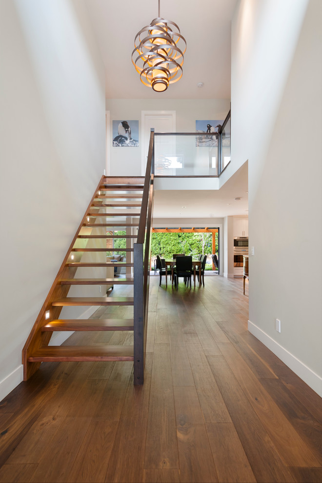 Ejemplo de escalera recta tradicional renovada grande sin contrahuella con escalones de madera