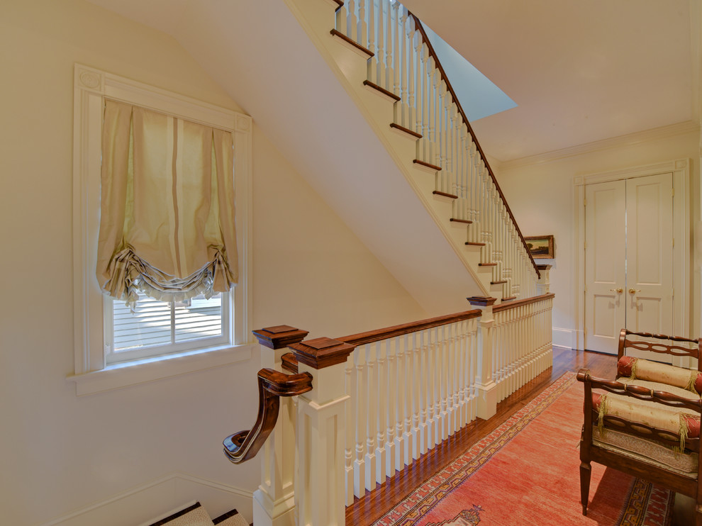 Gerades, Großes Klassisches Treppengeländer Holz mit Teppich-Treppenstufen und Teppich-Setzstufen in New Orleans