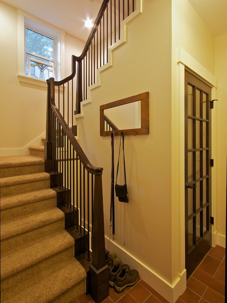 Источник вдохновения для домашнего уюта: п-образная лестница среднего размера в классическом стиле с ступенями с ковровым покрытием, ковровыми подступенками и деревянными перилами
