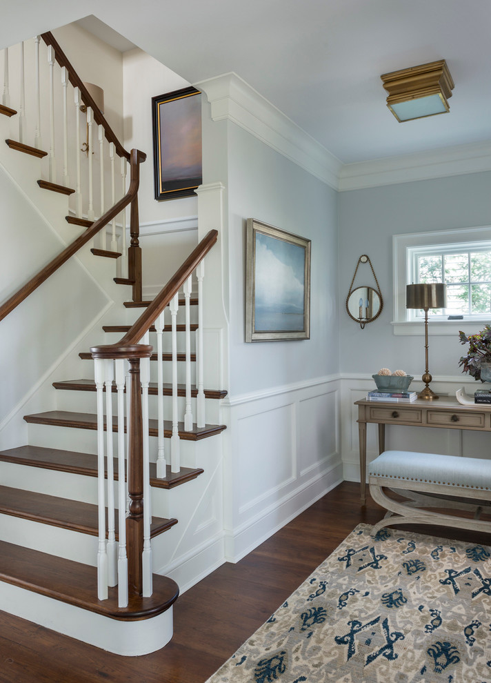 На фото: п-образная лестница в викторианском стиле с деревянными ступенями с