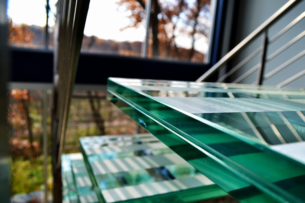 Idéer för att renovera en mycket stor funkis l-trappa i glas, med öppna sättsteg