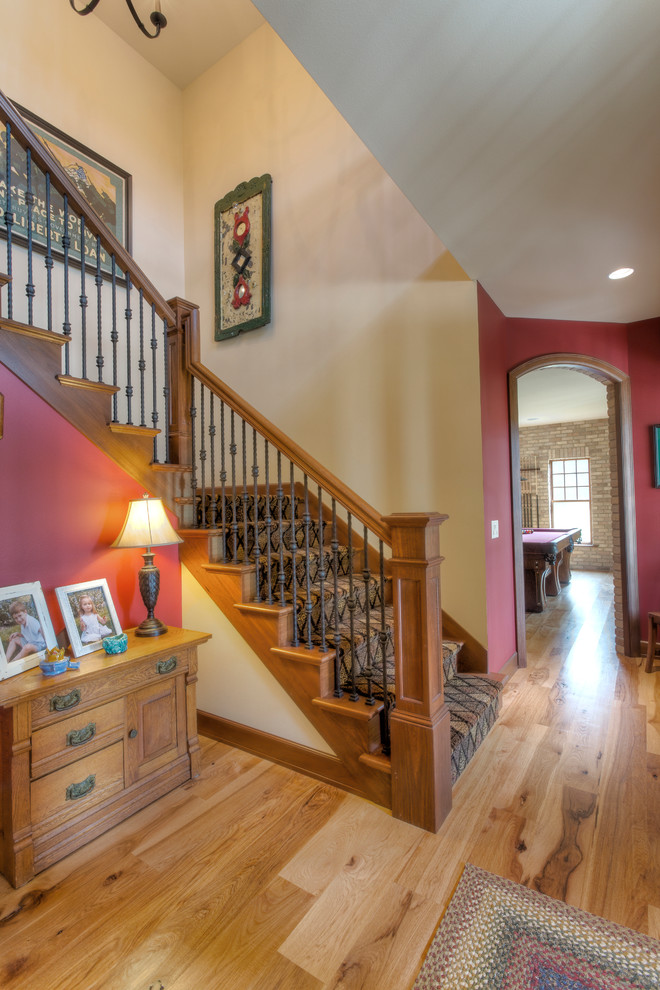 Cette image montre un escalier chalet en L de taille moyenne avec des marches en bois, des contremarches en moquette et éclairage.