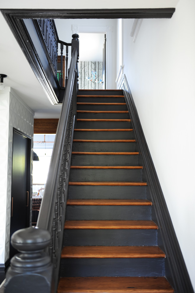 На фото: прямая лестница среднего размера в стиле фьюжн с деревянными ступенями, крашенными деревянными подступенками и деревянными перилами