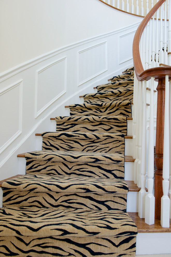 Modelo de escalera curva ecléctica grande con escalones de madera y contrahuellas de madera pintada