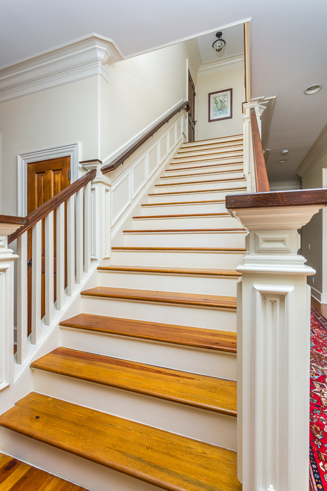 Foto de escalera recta clásica grande con escalones de madera y contrahuellas de madera