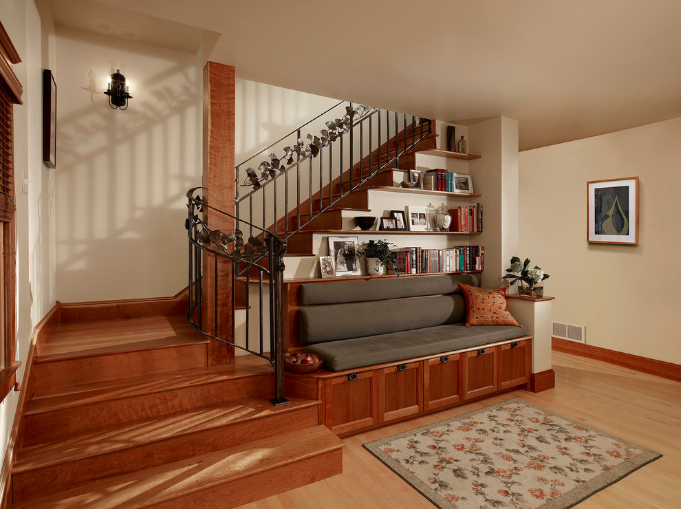 Foto de escalera en L clásica pequeña con escalones de madera, contrahuellas de madera y barandilla de metal