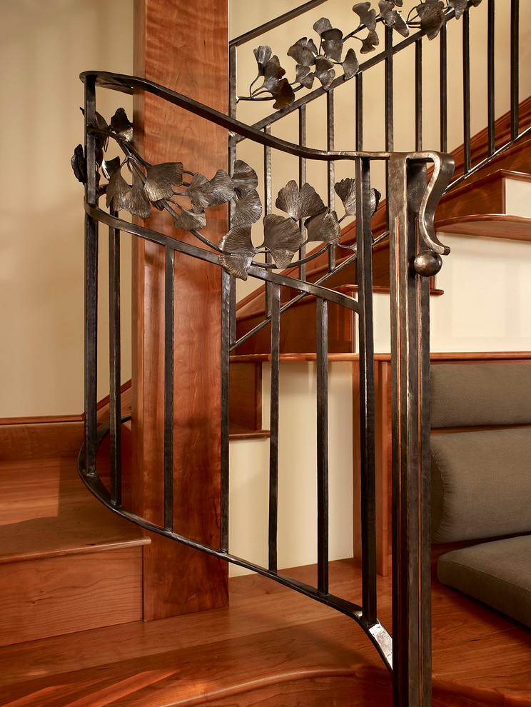 Diseño de escalera en L clásica pequeña con escalones de madera, contrahuellas de madera y barandilla de metal