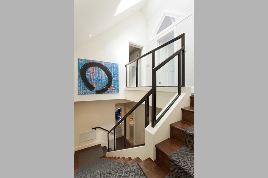 Example of a mid-sized minimalist carpeted u-shaped staircase design in San Francisco with carpeted risers