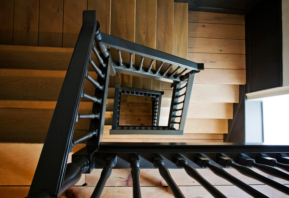 Ejemplo de escalera en L de estilo de casa de campo extra grande con escalones de madera y contrahuellas de madera