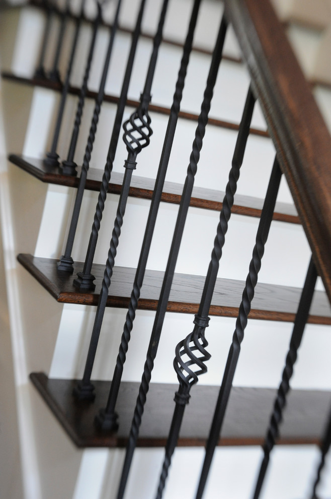 Свежая идея для дизайна: лестница в классическом стиле - отличное фото интерьера