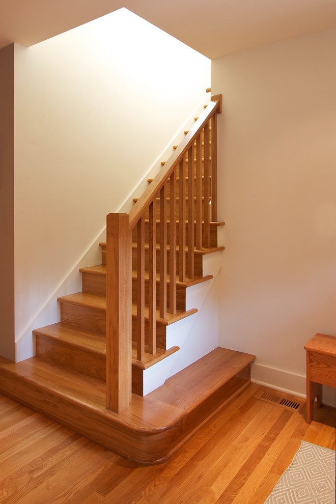 Idee per una scala a rampa dritta design di medie dimensioni con pedata in legno, alzata in legno e parapetto in legno