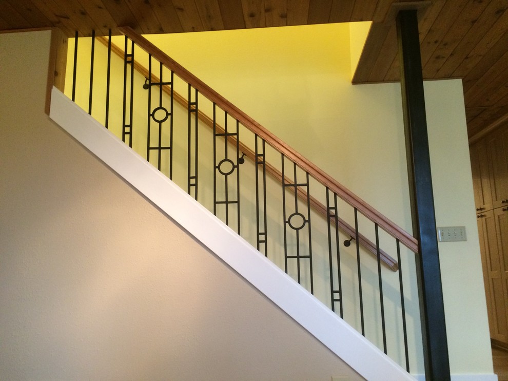 На фото: прямая лестница среднего размера в стиле кантри с ступенями с ковровым покрытием и ковровыми подступенками с