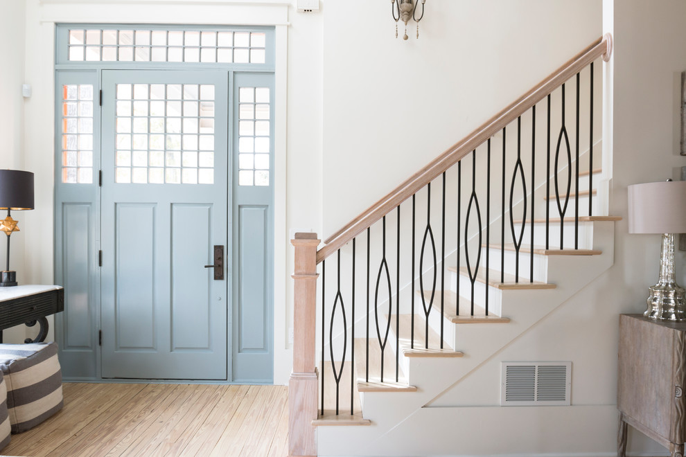 Inspiration pour un escalier minimaliste avec des marches en bois, des contremarches en bois et éclairage.