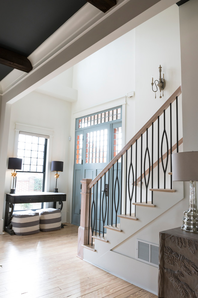 Idée de décoration pour un escalier minimaliste avec des marches en bois, des contremarches en bois et éclairage.