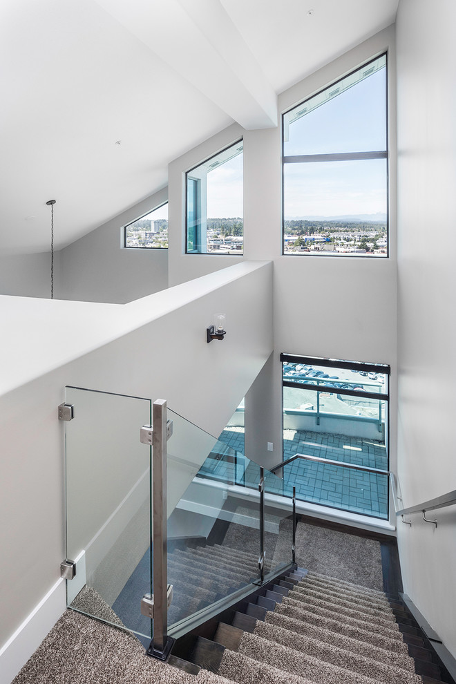 Mittelgroßes Modernes Treppengeländer Glas in L-Form mit Teppich-Treppenstufen und Teppich-Setzstufen in Vancouver