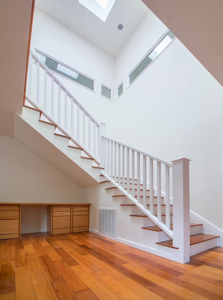 Exemple d'un escalier rétro en L de taille moyenne avec des marches en bois et des contremarches en bois.