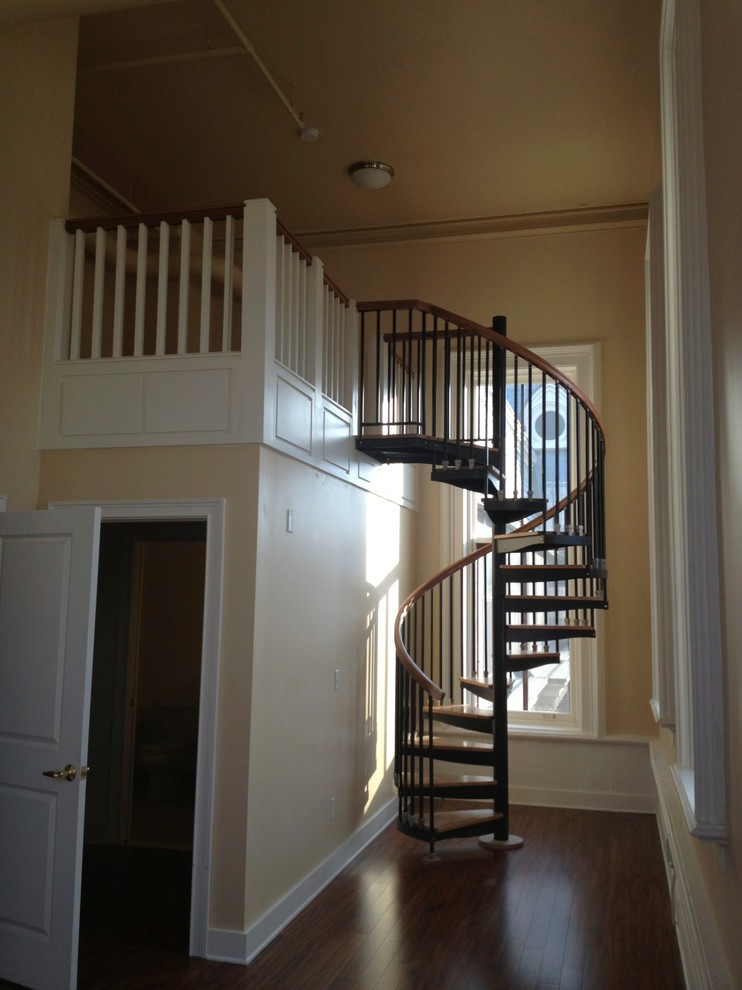 Свежая идея для дизайна: винтовая лестница среднего размера в викторианском стиле с деревянными ступенями и металлическими перилами без подступенок - отличное фото интерьера