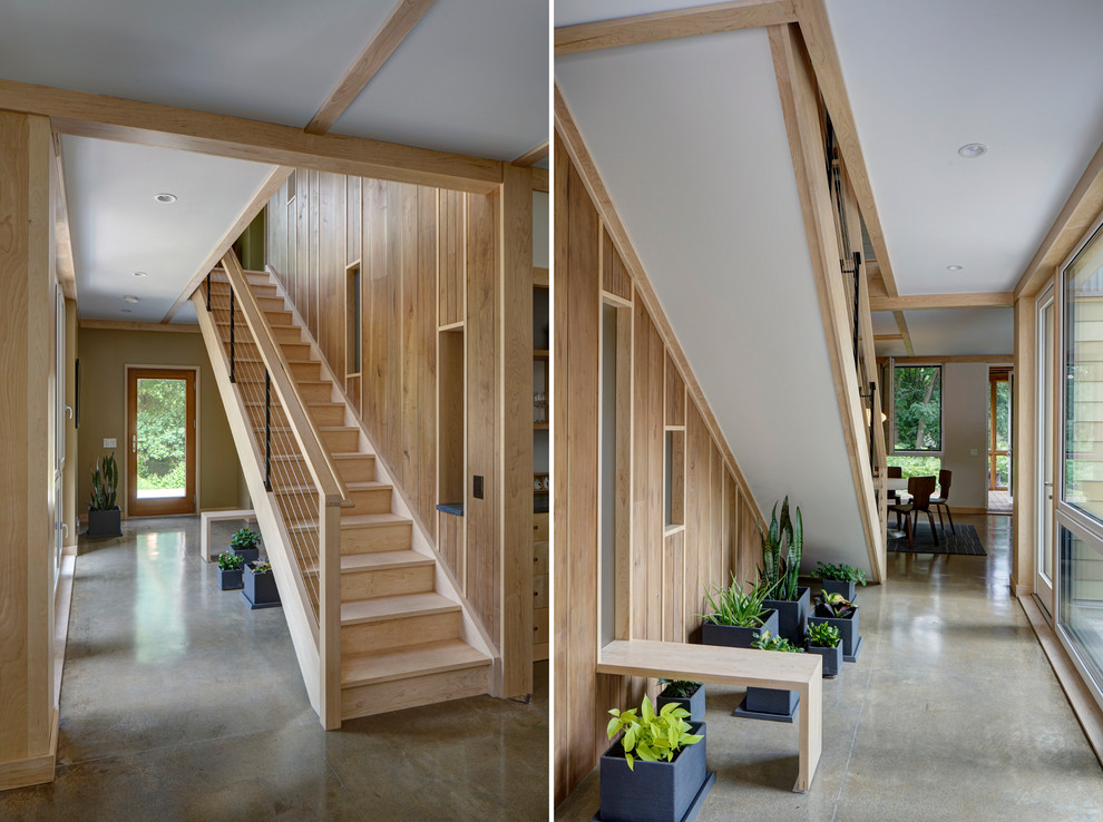 Aménagement d'un escalier moderne avec des marches en bois et des contremarches en bois.
