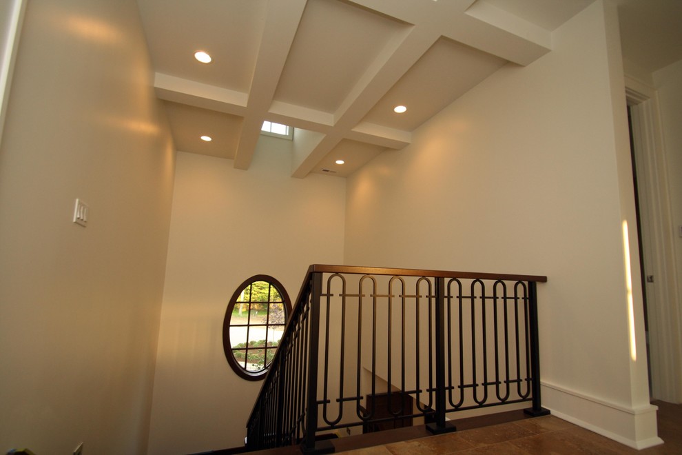 Пример оригинального дизайна: п-образная металлическая лестница среднего размера в классическом стиле с деревянными ступенями и металлическими перилами