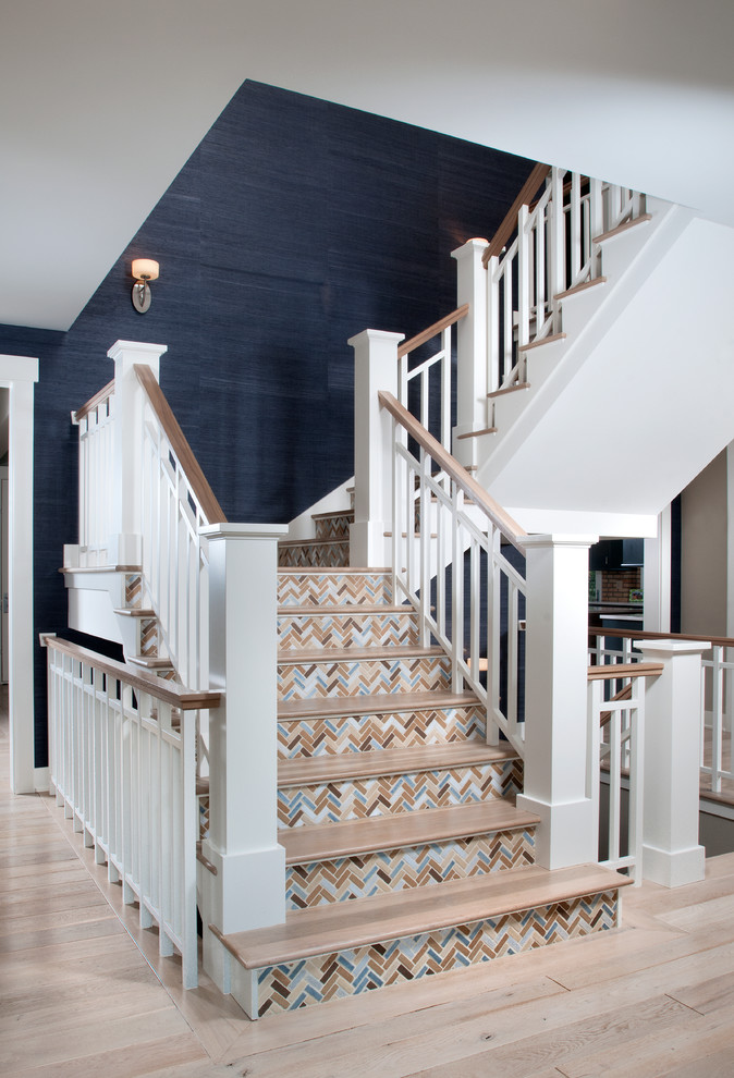 Пример оригинального дизайна: п-образная лестница в стиле неоклассика (современная классика) с деревянными ступенями и подступенками из плитки