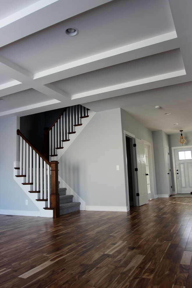 Стильный дизайн: п-образная лестница среднего размера в классическом стиле с ступенями с ковровым покрытием, ковровыми подступенками и деревянными перилами - последний тренд