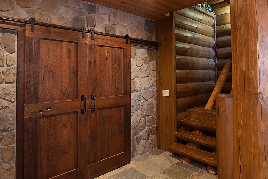Ejemplo de escalera en L rural de tamaño medio con escalones de madera y contrahuellas de madera