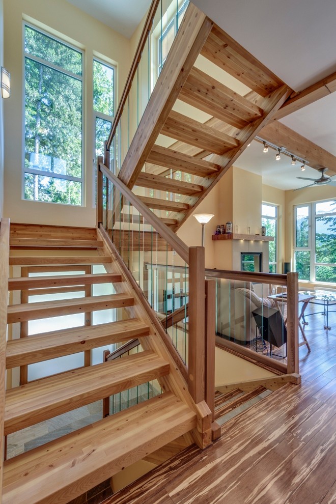 Mittelgroße Klassische Holztreppe in U-Form mit offenen Setzstufen in Vancouver