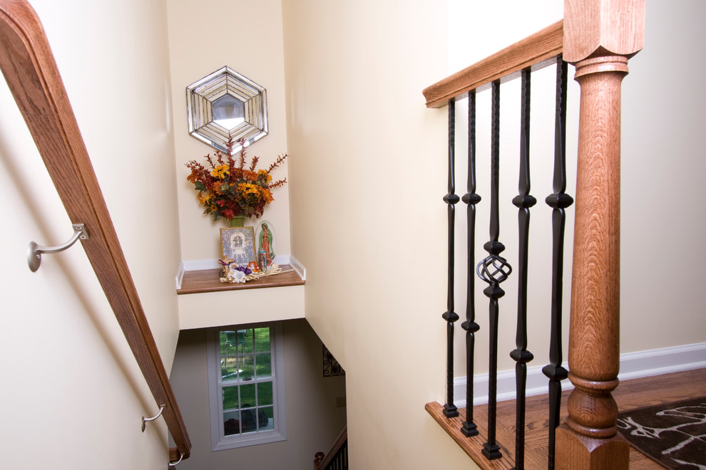 На фото: прямая лестница среднего размера в классическом стиле с деревянными ступенями и крашенными деревянными подступенками