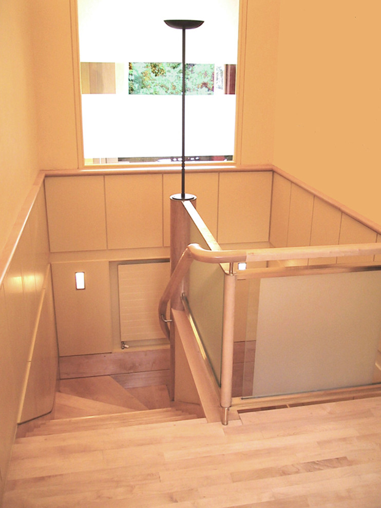 Idee per una scala design di medie dimensioni con pedata in legno e alzata in legno