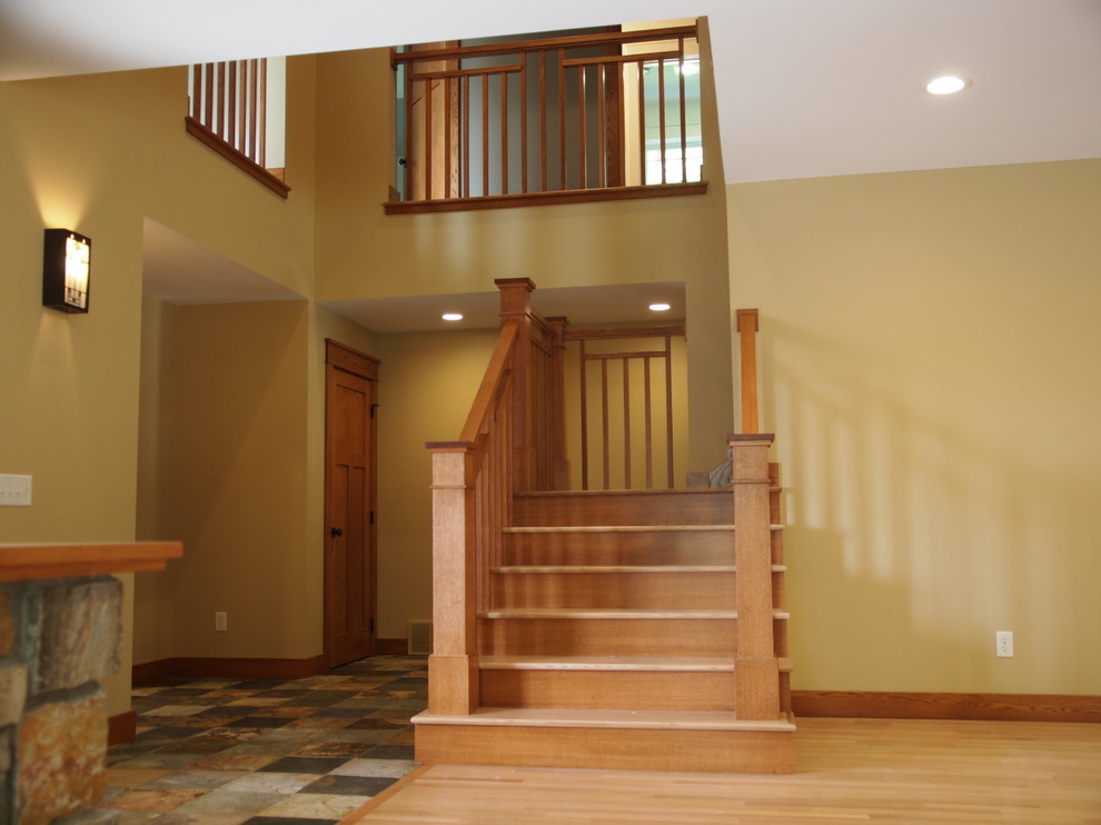 Стильный дизайн: угловая деревянная лестница в стиле кантри с деревянными ступенями - последний тренд