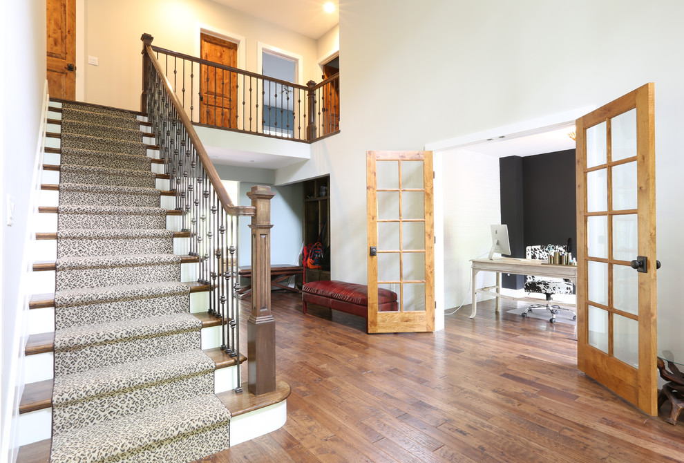 Стильный дизайн: прямая лестница среднего размера в стиле кантри с деревянными ступенями, крашенными деревянными подступенками и перилами из смешанных материалов - последний тренд