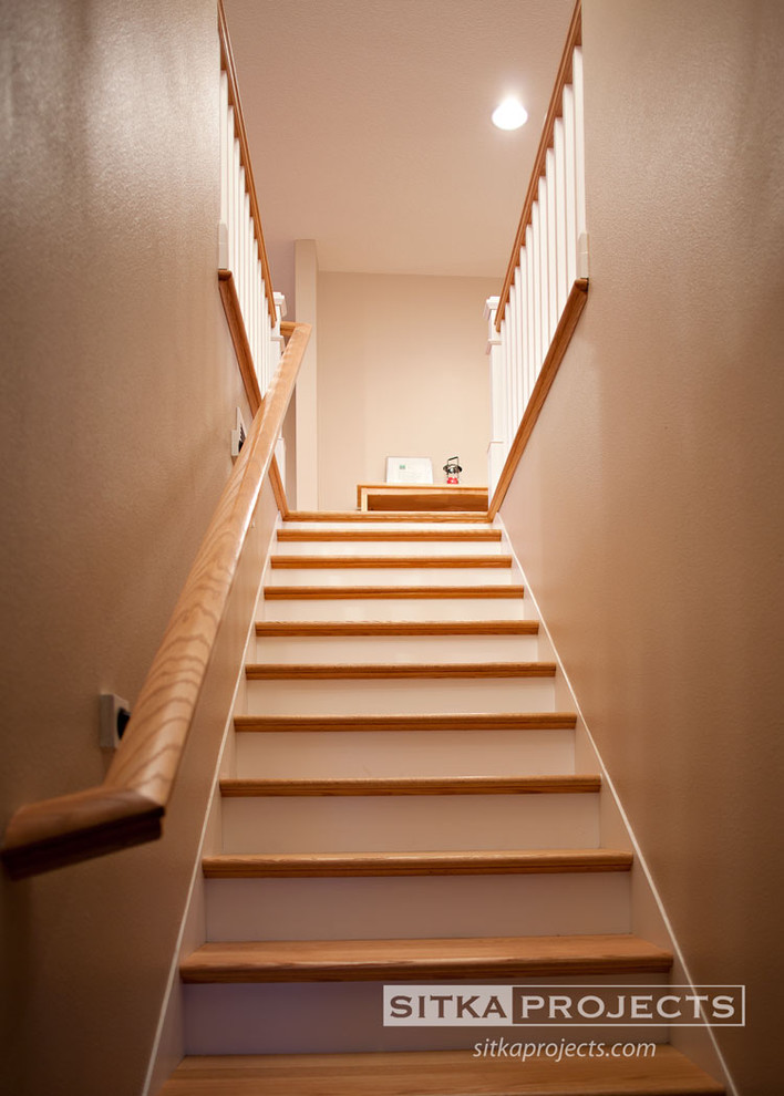 Идея дизайна: прямая лестница среднего размера в классическом стиле с деревянными ступенями и крашенными деревянными подступенками