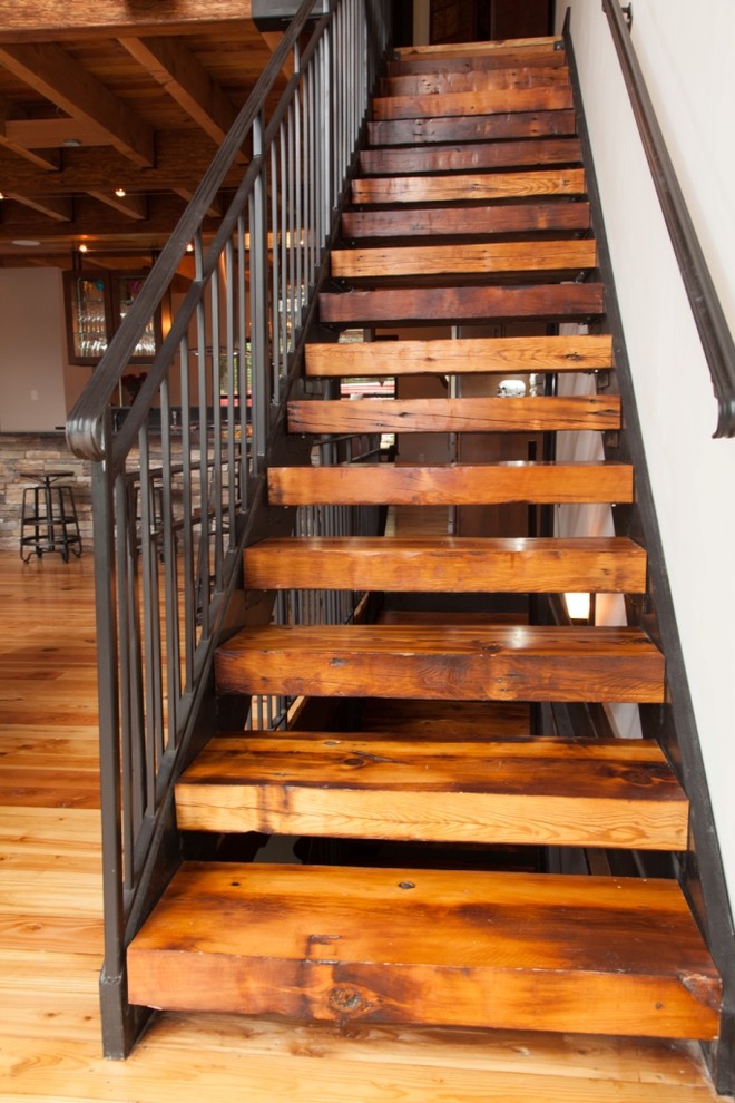 Imagen de escalera recta con escalones de madera y contrahuellas de metal