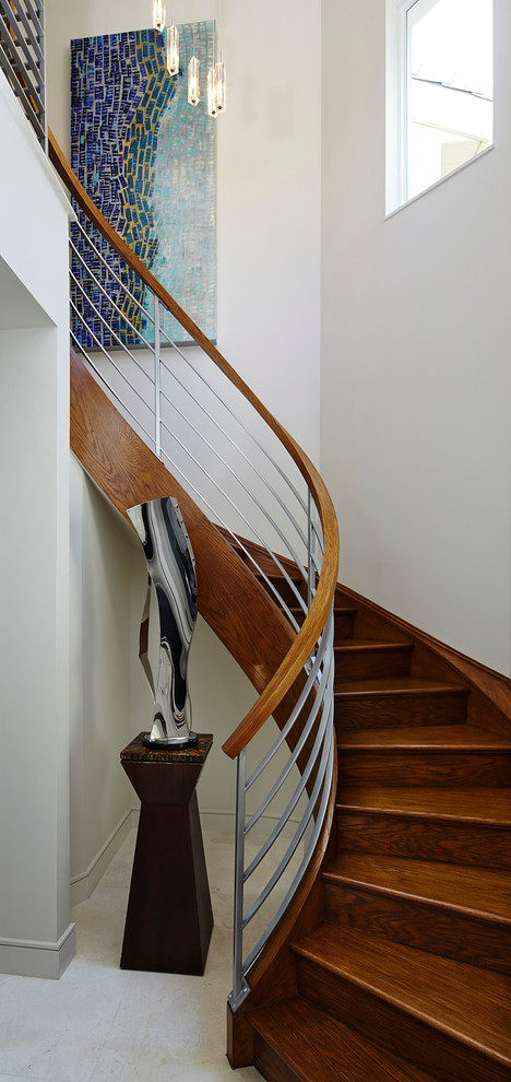 Пример оригинального дизайна: изогнутая деревянная лестница в современном стиле с деревянными ступенями
