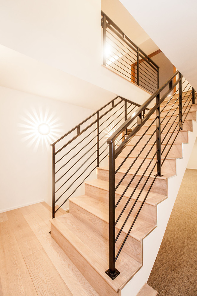 Diseño de escalera recta actual grande con escalones de madera y contrahuellas de madera