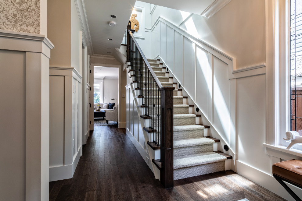 Стильный дизайн: угловая лестница среднего размера в стиле кантри с ступенями с ковровым покрытием, ковровыми подступенками, деревянными перилами и панелями на стенах - последний тренд
