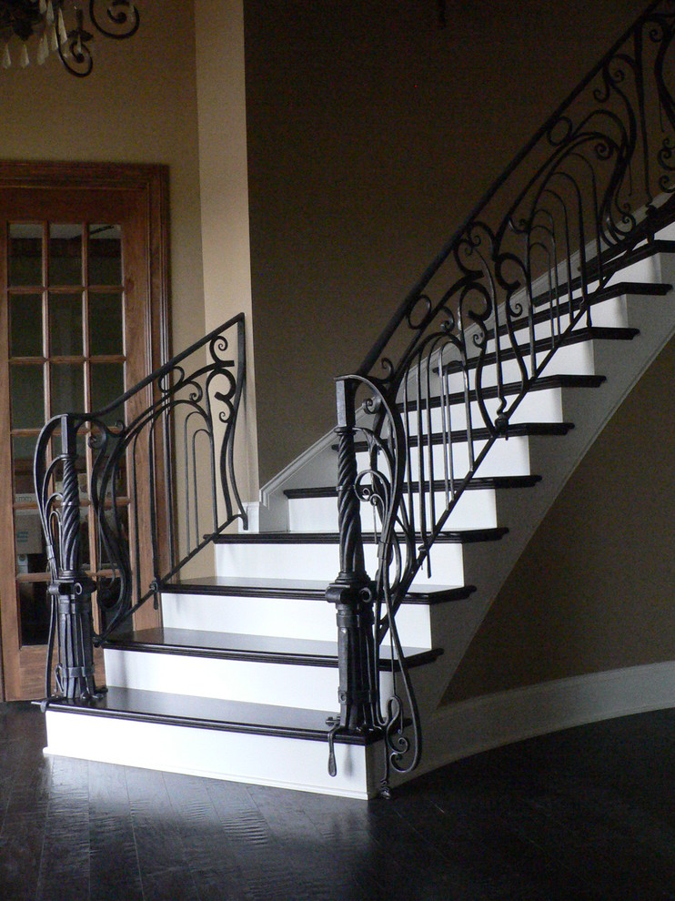 Exemple d'un grand escalier éclectique.