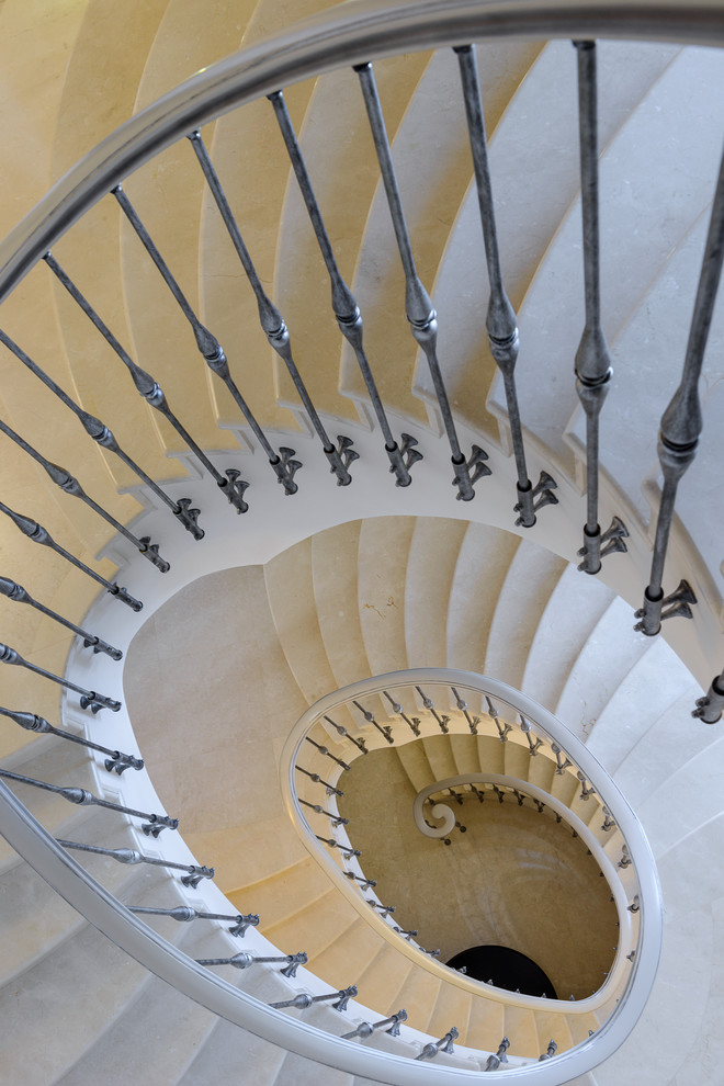 Стильный дизайн: винтовая лестница в классическом стиле - последний тренд