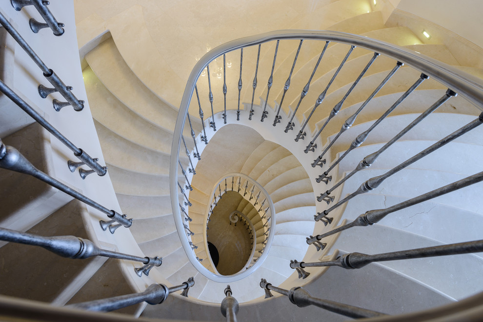 Inspiration for a classic spiral staircase in Moscow.